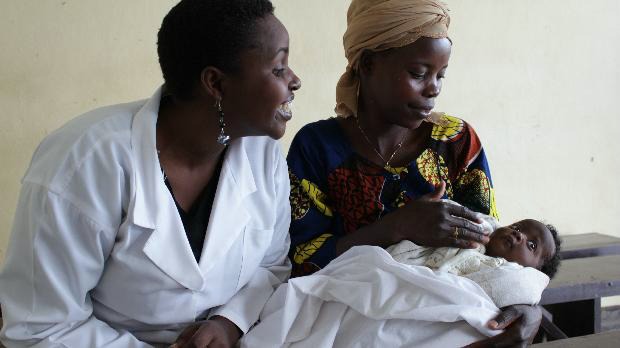 Prevenção: com a filha Josiane no colo, Julienne é atendida por funcionária da Kicukiro Clinical Services, em Ruanda