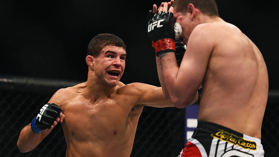 Al Iaquinta (EUA) nocauteou Joe Lauzon (EUA), no UFC 183, em Las Vegas