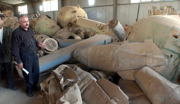 Oficial iraquiano observa armas inutilizadas em Al Muthanna em fotografia de 2002