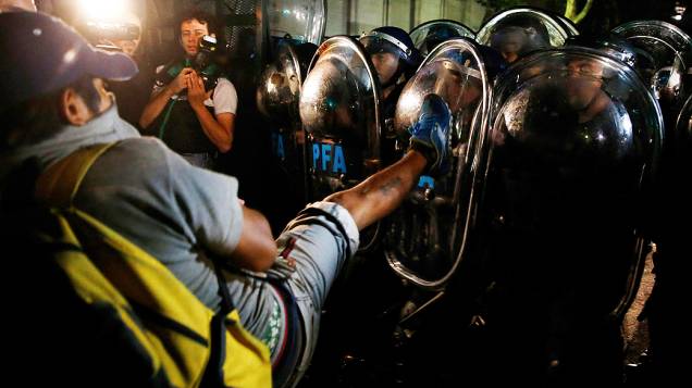  Confronto entre manifestantes e policiais, durante protesto realizado na Praça de Maio, em Buenos Aires