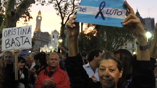 Manifestantes seguram cartazes durante protesto realizado na Praça de Maio, em Buenos Aires