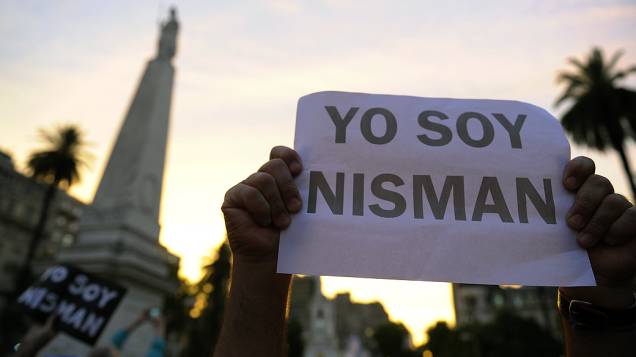 Manifestante com o cartaz Eu sou Nisman durante protesto realizado na Praça de Maio, em Buenos Aires
