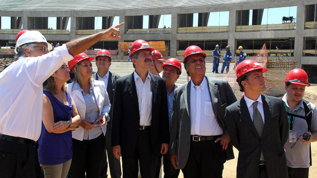 O ministro dos esportes, Aldo Rebelo, confere o andamento das obras do Maracanã, no Rio de Janeiro