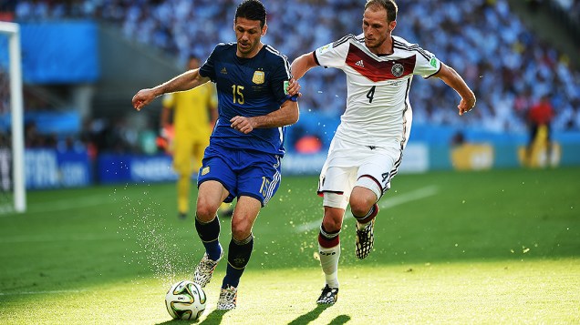 O argentino Demichelis é marcado pelo jogador da Alemanha na final da Copa no Maracanã, no Rio