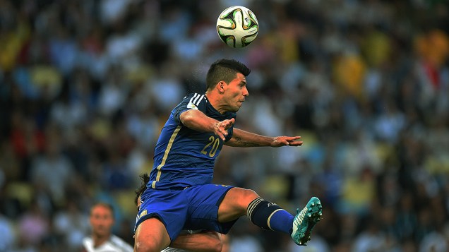 O argentino Agüero cabeceia a bola no jogo contra a Alemanha na final da Copa no Maracanã, no Rio