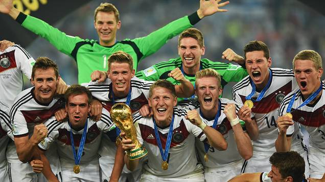 Jogadores da Alemanha posam com a Taça da Copa do Mundo após vencerem a Argentina no Maracanã, no Rio