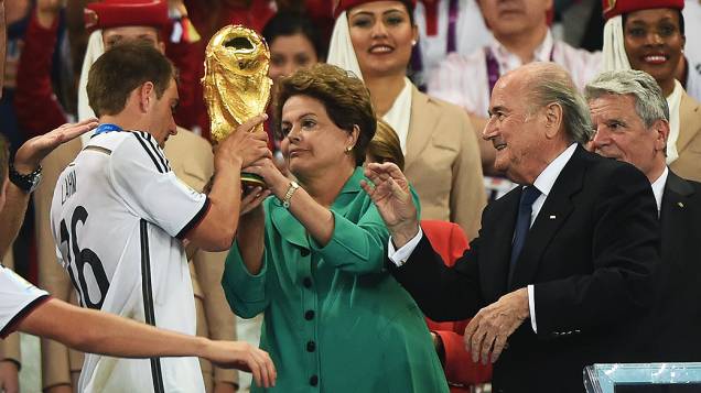 A presidente Dilma Rousseff entrega a taça da Copa para o jogador da Alemanha, no Rio