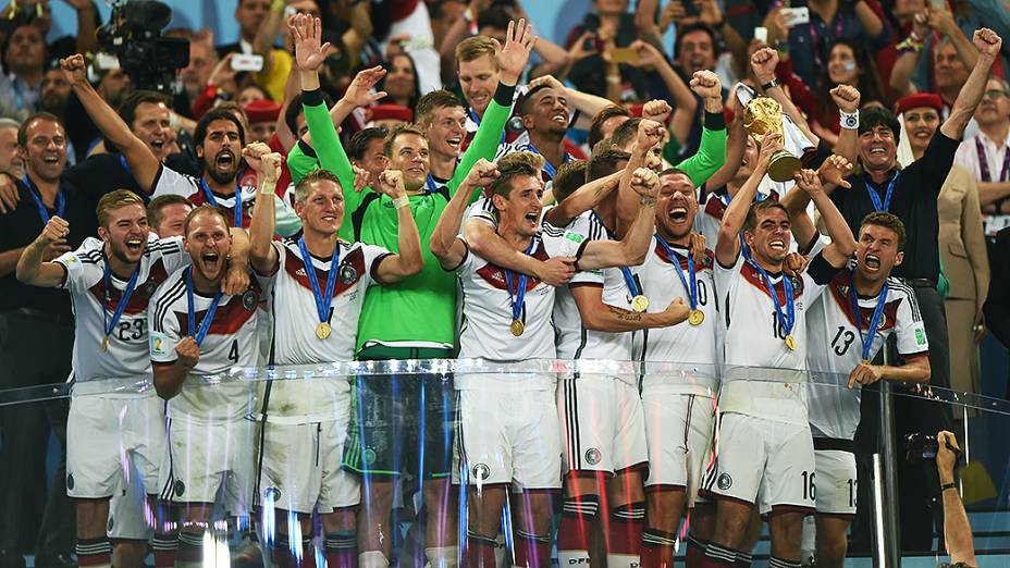 Jogadores da Alemanha comemoram o quarto título da Copa do Mundo no Maracanã, no Rio