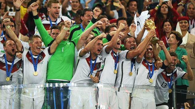 Jogadores da Alemanha levantam a Taça da Copa após vencerem a Argentina no Maracanã, no Rio