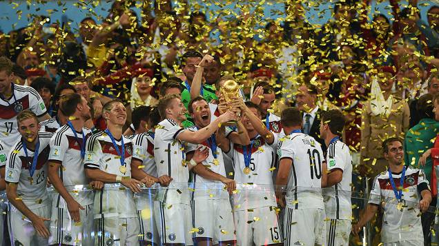 Jogadores da Alemanha levantam a Taça da Copa após vencerem a Argentina no Maracanã, no Rio
