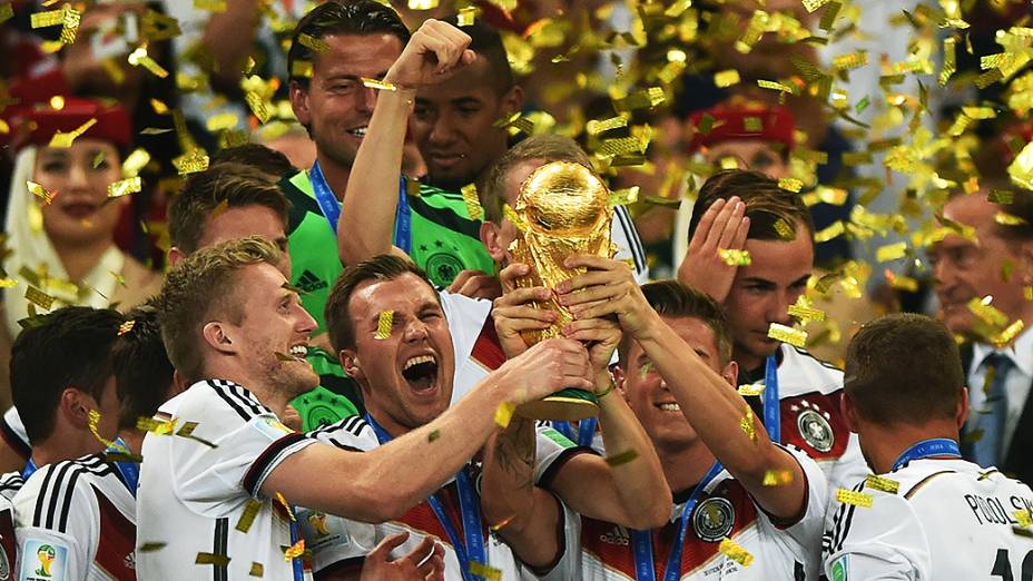 Jogadores da Alemanha levantam a Taça da Copa após vencerem a Argentina no Maracanã, no Rio