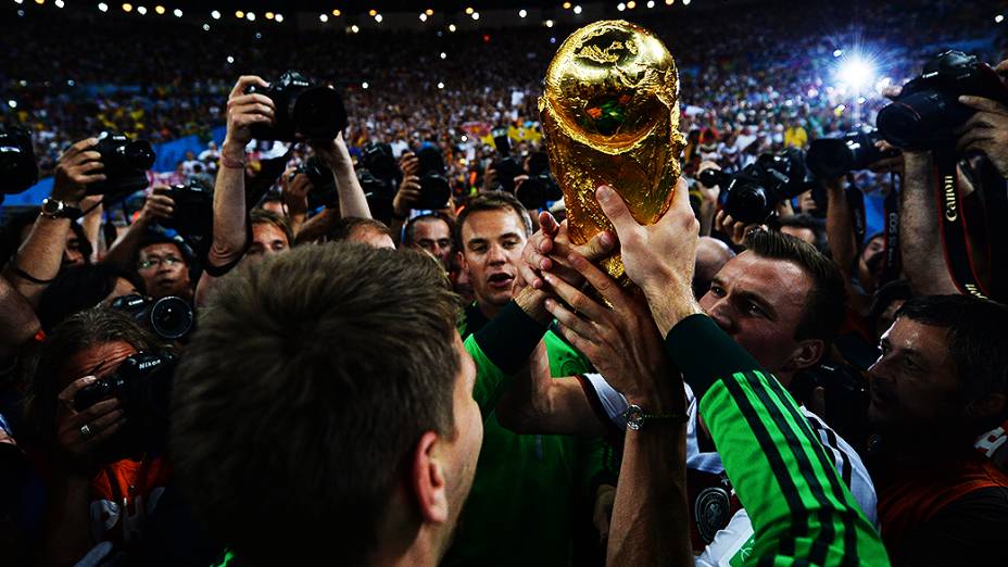 Jogadores da Alemanha levantam a Taça da Copa após vencerem a Argentina no Maracanã, no Rio