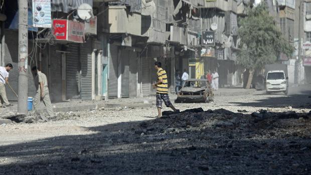 Uso de armamento pesado contra rebeldes na cidade de Alepo deixa rastro de destruição