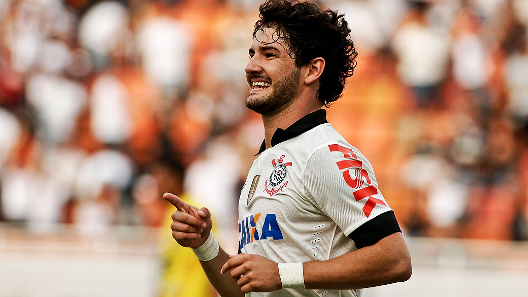 Alexandre Pato comemora gol na partida entre Corinthians e Atlético Sorocaba, válida pela 19º rodada do Campeonato Paulista de Futebol 2013, no Estádio Municipal Paulo Machado de Carvalho