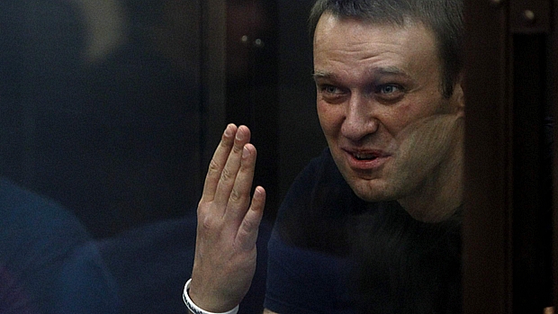 Alexei Navalny acena durante audiência no tribunal de Kirov