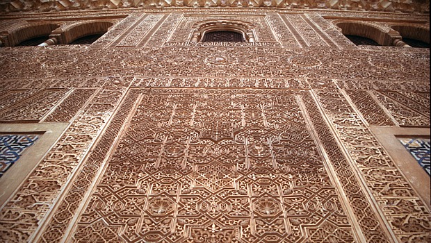 Os arabescos no Palácio de Alhambra, Espanha, tem organização semelhante às estruturas dos quasicristais
