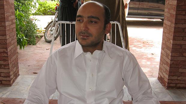 Ali Haider Gilani, candidato eleitoral e filho de Yusuf Raza Gilani, um ex-primeiro-ministro, foi sequestrado por talibãs