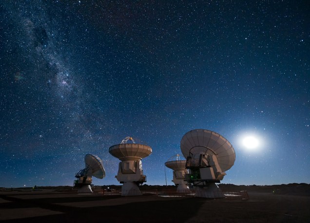 <p>Quatro antenas do ALMA observam o céu noturno no topo do Platô de Chajnantor, no Deserto do Atacama, Chile</p>