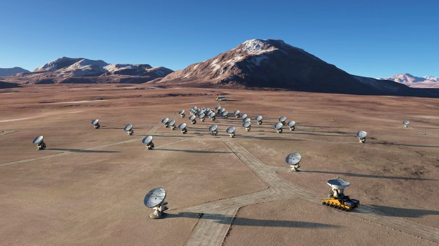 <p>Concepção artística da rede de antenas do ALMA em formação completa. A construção do complexo astronômico deve terminar no fim de 2012</p>