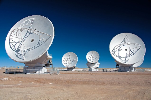 <p>Primeiras antenas de sete metros de diâmetro. Elas chegaram ao complexo do ALMA no dia 24 de agosto de 2011</p>