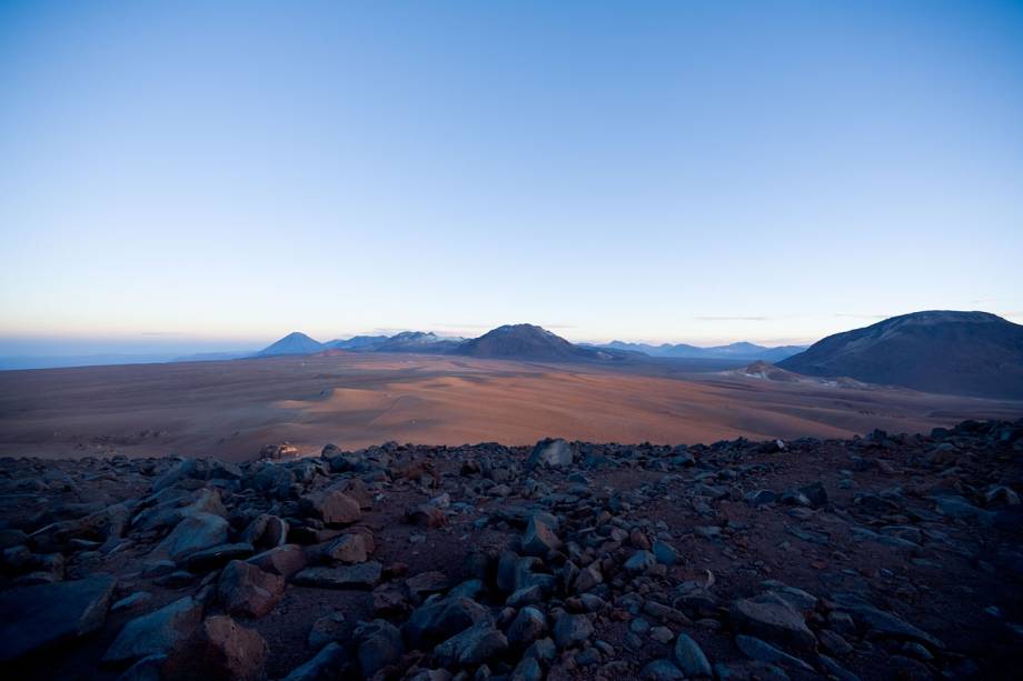 <p>Vista do Platô de Chajnantor durante o nascer do Sol, com vista para o complexo do ALMA</p>
