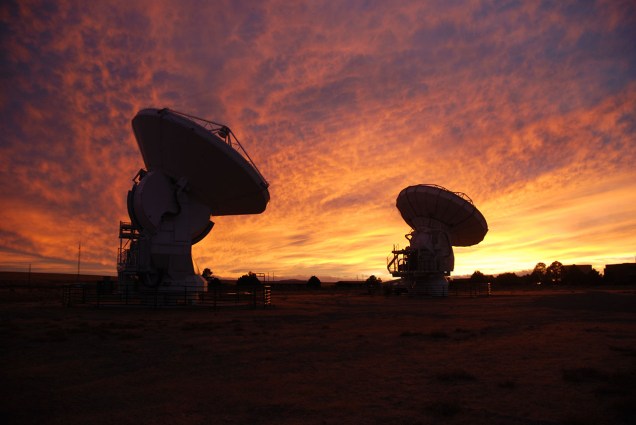 <p>Duas antenas do ALMA no local de testes em Socorro, no Novo México, Estados Unidos. A imagem foi registrada em dezembro de 2008</p>