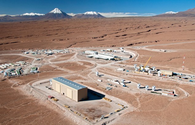 <p>Vista aérea do complexo de operações do ALMA, localizado a 2.900 metros acima do nível do mar, nos pés da Cordilheira dos Andes, próximo da cidade de São Pedro do Atacama, no Chile</p>