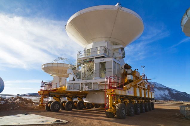<p>Primeira antena europeia do ALMA é transportada para o pátio de observações, no Platô de Chajnantor, a 5.100 metros de altura, no Deserto do Atacama, Chile. As antenas são transportadas por veículos especiais</p>