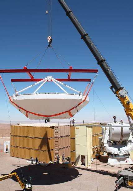 <p>Montagem da segunda antena europeia do ALMA no complexo de operações do observatório astronômico</p>