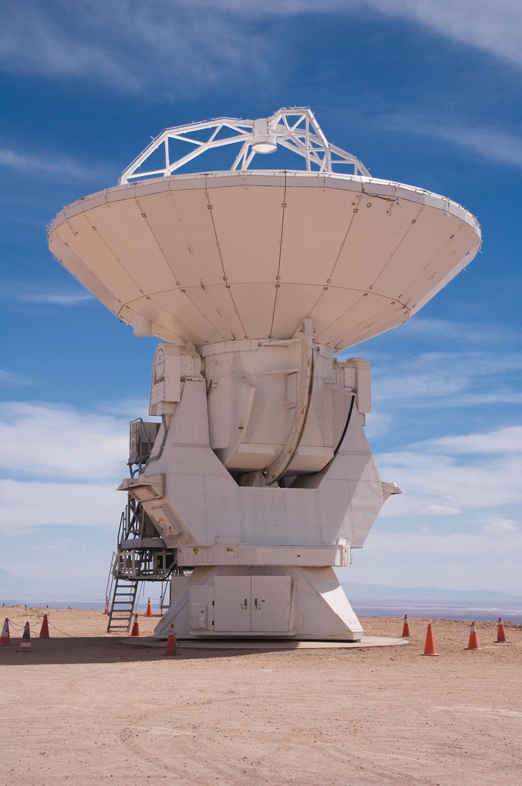 Uma única antena da rede de radiotelescópios pesa 100 toneladas e custa até 5 milhões de euros