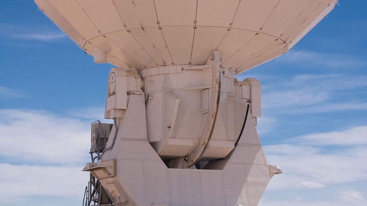 Uma única antena da rede de radiotelescópios pesa 100 toneladas e custa até 5 milhões de euros
