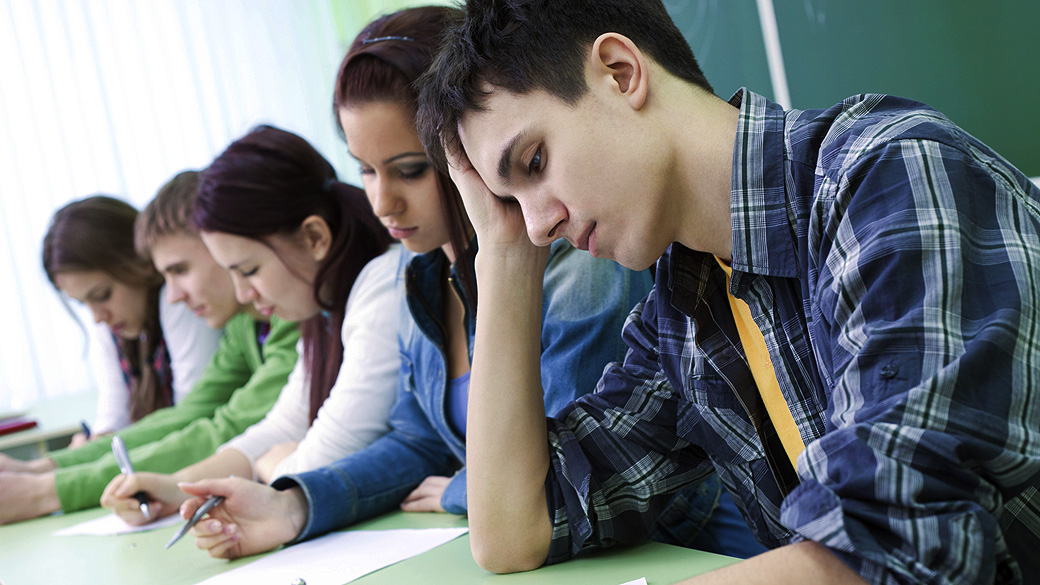 Alunos escrevendo