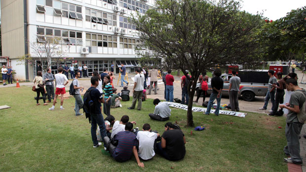 Estudantes protestam em frente à reitoria contra as mudanças propostas para o vestibular