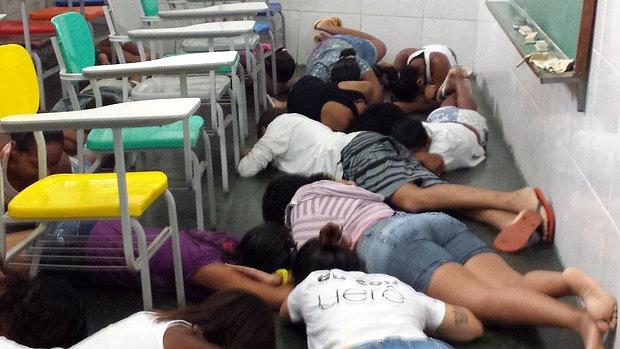 Alunos se protegem de tiroteio no Complexo da Maré