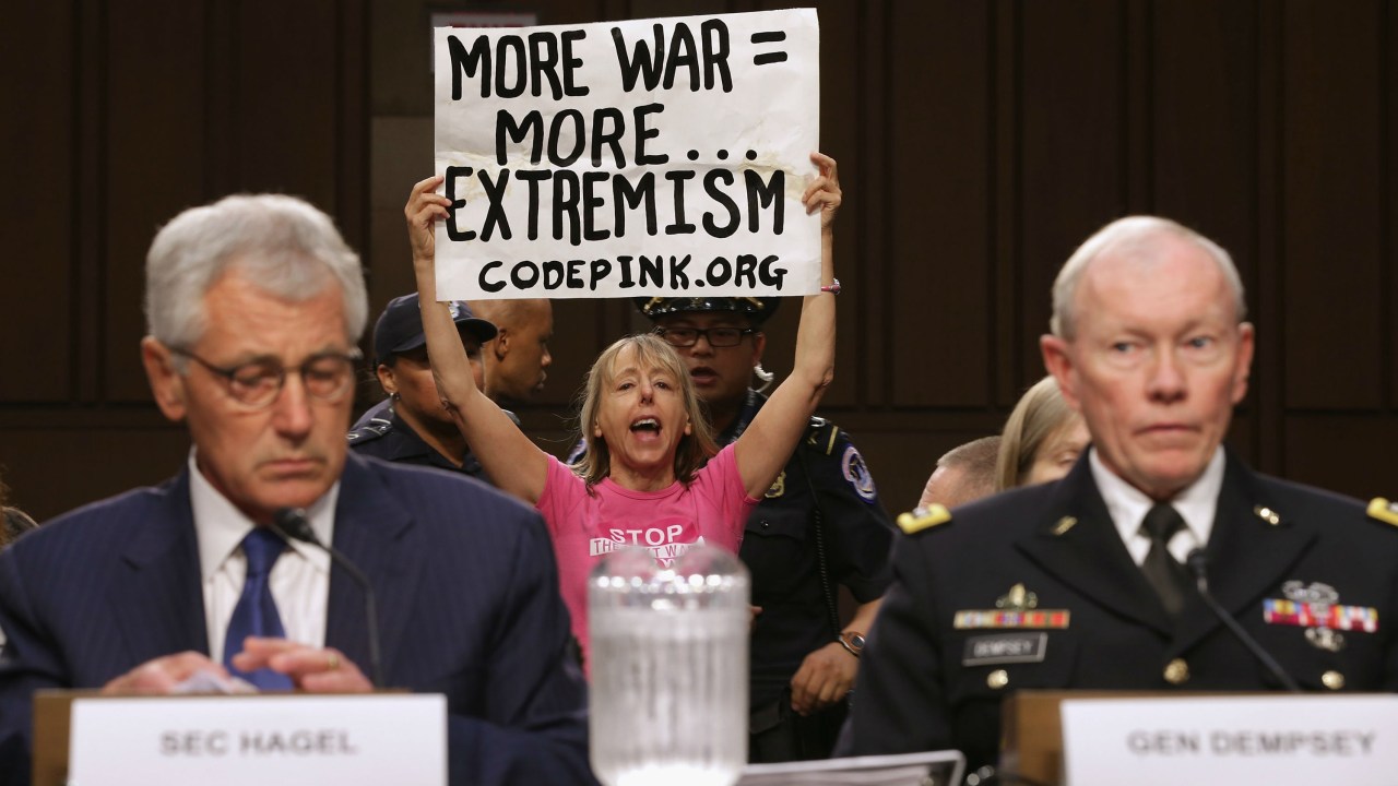 Manifestante protesta contra ações militares dos Estados Unidos durante audiência do Senado com o secretário de Defesa, Chuck Hagel, e o chefe do Estado-Maior Conjunto, Martin E. Dempsey