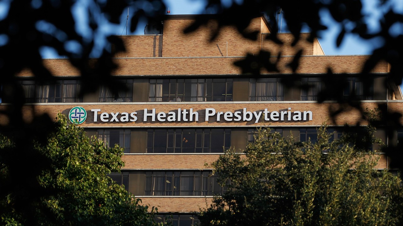 Hospital Presbiteriano de Dallas, no Texas: funcionário que tratou o primeiro paciente diagnosticado com ebola nos Estados Unidos agora apresenta sinais do vírus