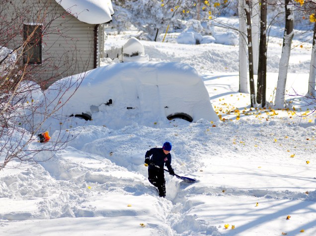 Mais de 1,5 metro de neve cobre calçadas e ruas na região de Buffalo, em Nova York