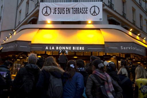 Imagem mostra o café La Bonne Biere, em Paris, na reabertura do estabelecimento após os ataques terroristas de 13 de novembro