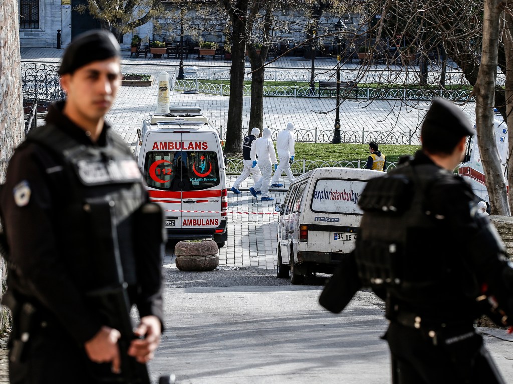 Policiais cercaram a Mesquita Azul e à Basílica de Santa Sofia, importante área turística da maior cidade da Turquia. Ao menos dez pessoas morreram e outras quinze ficaram feridas nesta terça-feira (12) em uma potente explosão de origem desconhecida no bairro de Sultanahmet