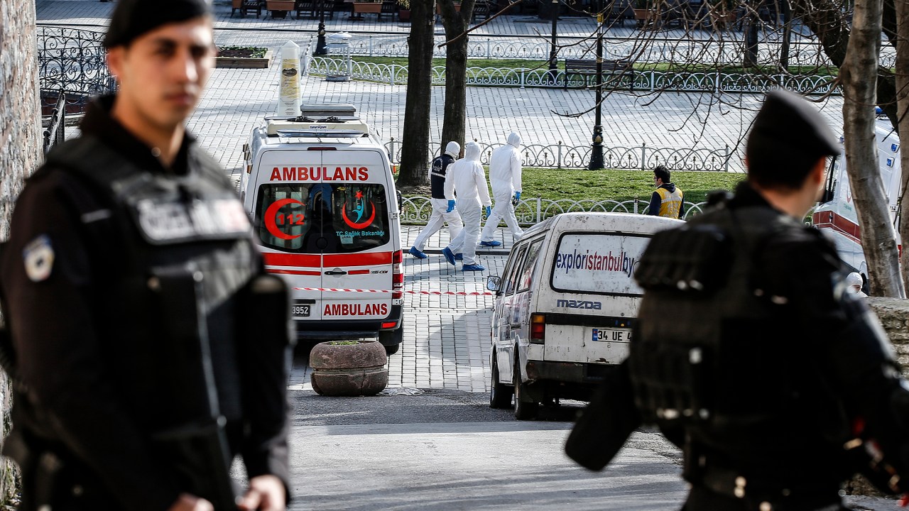 Policiais cercaram a Mesquita Azul e à Basílica de Santa Sofia, importante área turística da maior cidade da Turquia. Ao menos dez pessoas morreram e outras quinze ficaram feridas nesta terça-feira (12) em uma potente explosão de origem desconhecida no bairro de Sultanahmet