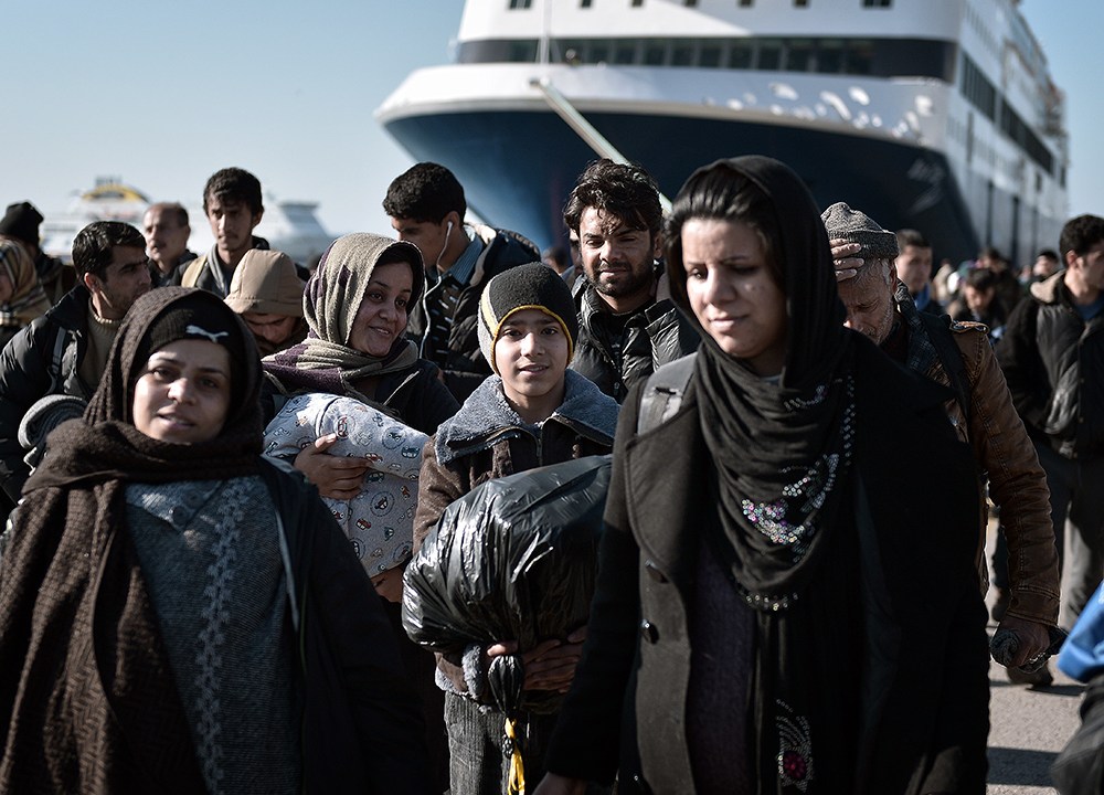 Milhares de refugiados atravessam a pé o porto de Pireu, na Grécia, depois de chegar ao país pela ilha de Lesbos. Em média, mais de 1.900 refugiados chegam por mês à Grécia em embarcações lotadas, segundo a ONU (Organização das Nações Unidas). A multidão costuma vir, na sua maioria, da Síria, que vive uma guerra civil