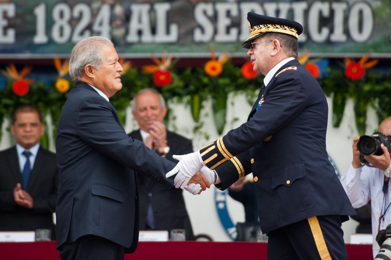O presidente Sanchéz Cerén e o general David Munguía Payés, na cerimônia de posse