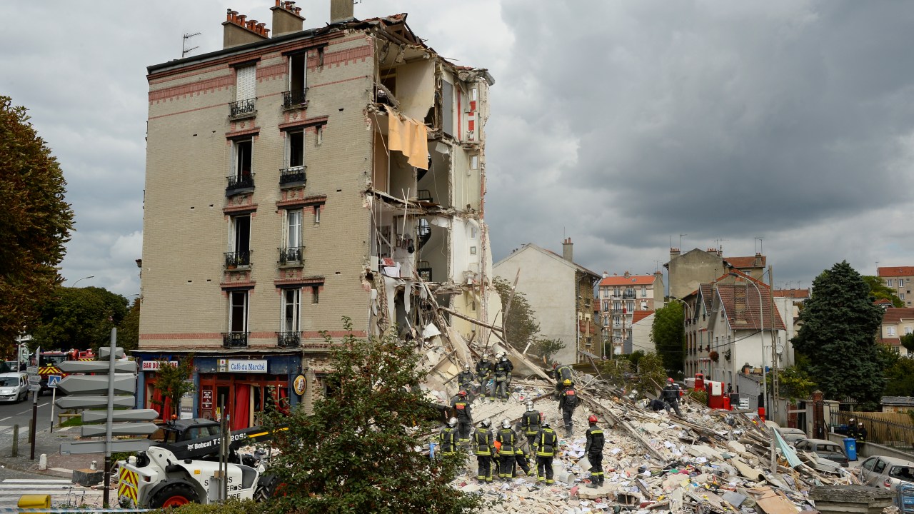 Bombeiros realizam buscas em escombros de edifício que desabou em Rosny-sous-Bois, no subúrbio de Paris
