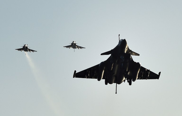 Caças franceses decolam de porta-avião para atacar o Estado Islâmico na Síria