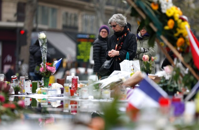 Cidadãos em frente a memorial para as vítimas dos atentados em Paris, na Place de la Republique, durante o Tributo Nacional