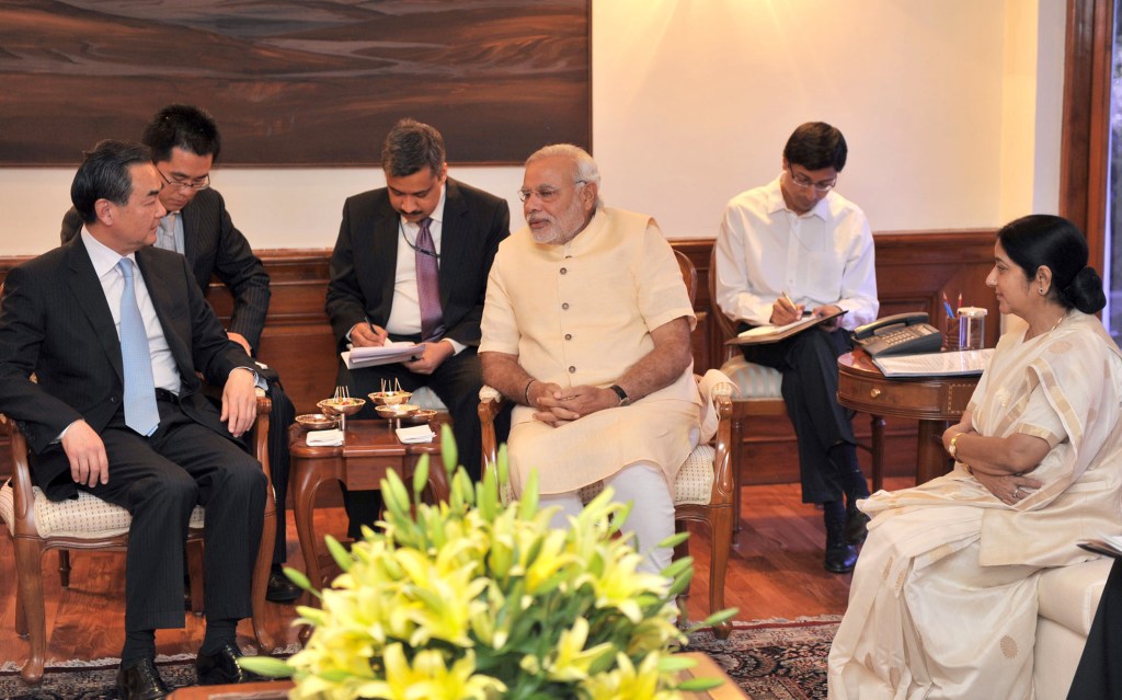 O chanceler chinês Wang Yi (esq) em encontro com o primeiro-ministro indiano Narendra Modi, em Nova Délhi