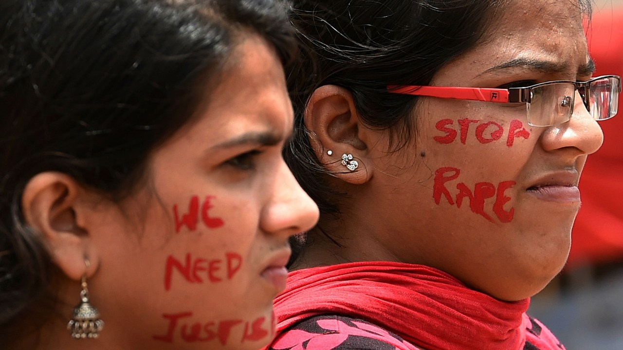 Manifestantes protestam após menina de 6 anos ser estuprada em Bangalore, na Índia