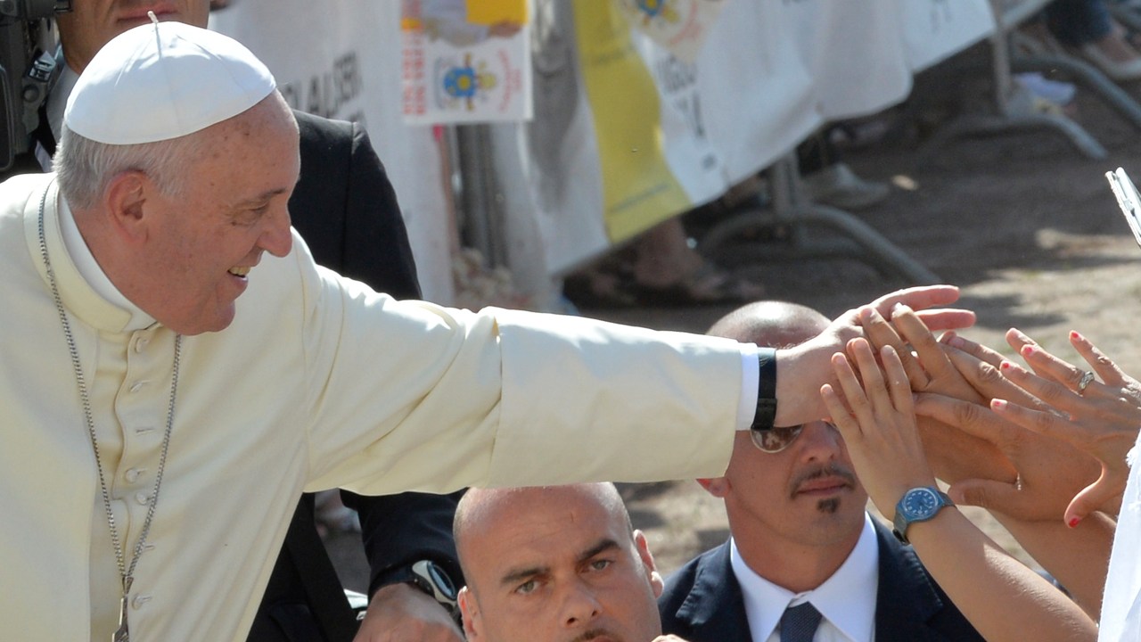 Papa Francisco cumprimenta fiéis ao chegar com papamóvel para presidir missa em Campobasso, sul da Itália