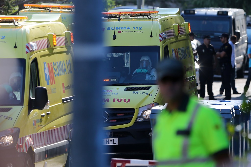 Ambulância que transportava o missionário Miguel Pajares chega ao Hospital Carlos III, em Madri. Pajares contraiu o ebola na Libéria