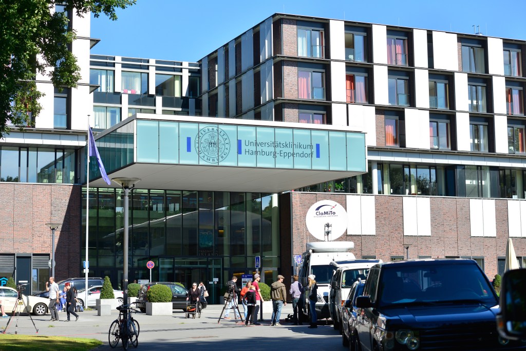 Fachada do Hospital Universitário de Hamburgo-Eppendorf, na Alemanha, onde funcionário da OMS infectado pelo ebola foi internado